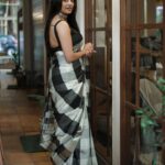 Paoli Dam Instagram - Styled by @poulami.rgupta Saree @vilasabengal Jewellery @doribymeghnamaniar Makeup @makeupartist_sourav Hair @shyamali.das.7583 Photographed by @avipal_official . . . . . #ethnicwear #white&black #sareelover #portraits #photographs #portraitphotography #instafit ##instagood #instacarousel #paolidam #paolidamofficial
