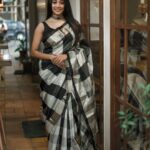 Paoli Dam Instagram - Styled by @poulami.rgupta Saree @vilasabengal Jewellery @doribymeghnamaniar Makeup @makeupartist_sourav Hair @shyamali.das.7583 Photographed by @avipal_official . . . . . #ethnicwear #white&black #sareelover #portraits #photographs #portraitphotography #instafit ##instagood #instacarousel #paolidam #paolidamofficial