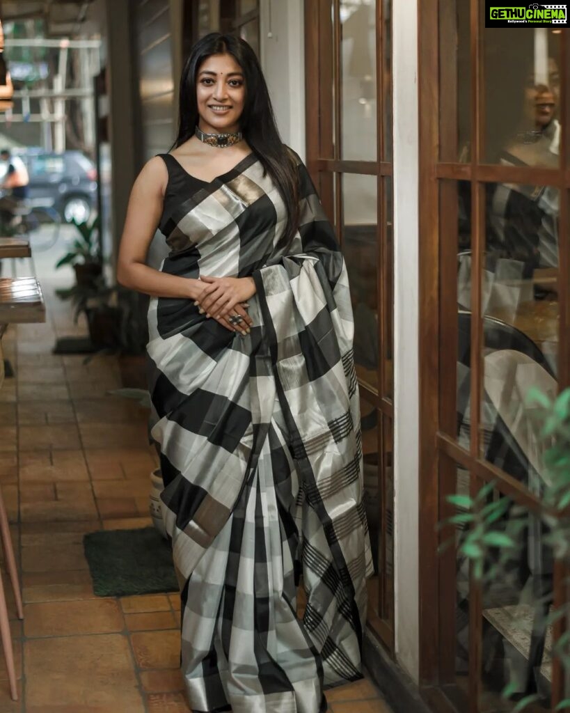 Paoli Dam Instagram - Styled by @poulami.rgupta Saree @vilasabengal Jewellery @doribymeghnamaniar Makeup @makeupartist_sourav Hair @shyamali.das.7583 Photographed by @avipal_official . . . . . #ethnicwear #white&black #sareelover #portraits #photographs #portraitphotography #instafit ##instagood #instacarousel #paolidam #paolidamofficial