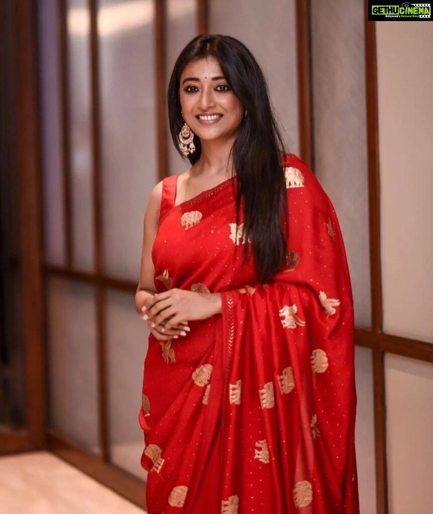 Paoli Dam Instagram - Make up & Hair by @aniruddhachakladar Styling by @poulami.rgupta Jewellery @runway_hit Photographed by @avipal_official . . . . . #red #redlover #redsaree #portraits #photographs #photogram #portraitphotography #instagram #instapost #instacarousel #instaphoto #instagood #ootd #paolidam #paolidamofficial