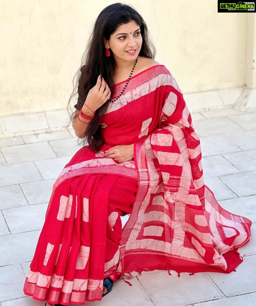 Papri Ghosh Instagram - Be happy 😃 that always makes you look your best 😊 Saree @myvastras Clicked by @naresheswar #happy #beautiful #saree #elegance #simplicity #esthetic #red #blockprint #actress