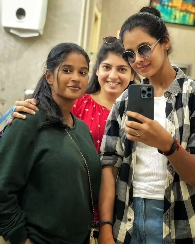 Papri Ghosh Instagram - HELLO.......My girls 🕊️🕊️ @anushahegde__official @paprighoshofficial
