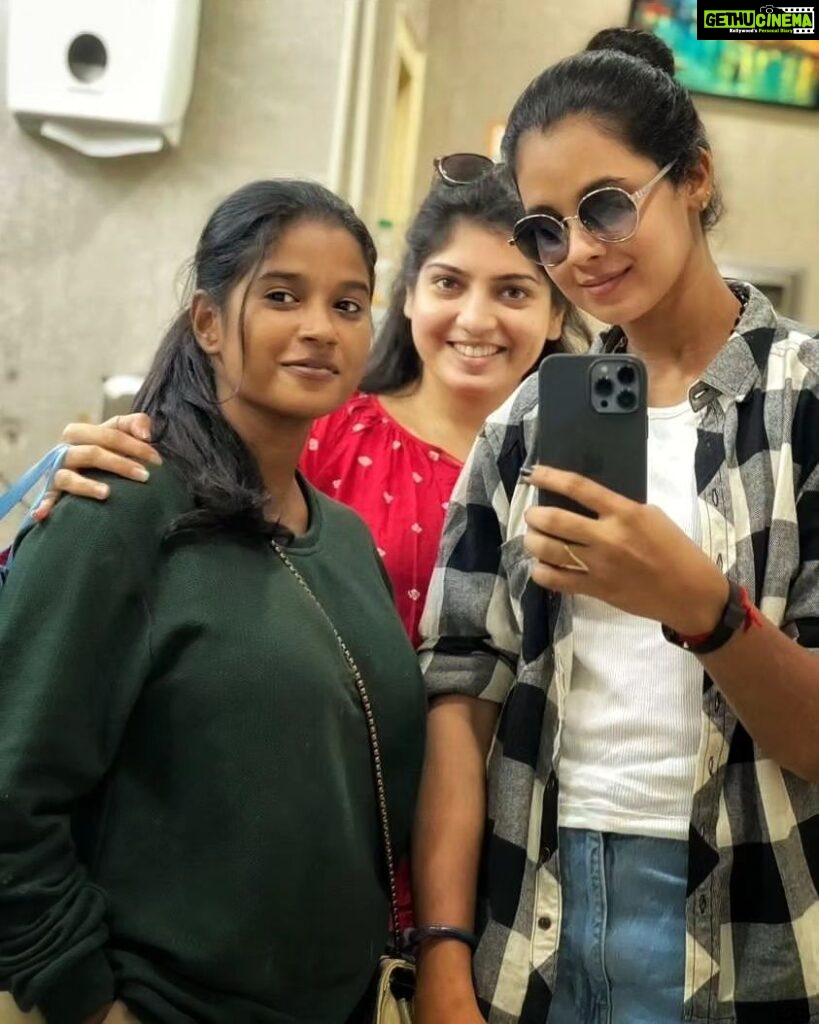Papri Ghosh Instagram - HELLO.......My girls 🕊🕊 @anushahegde__official @paprighoshofficial