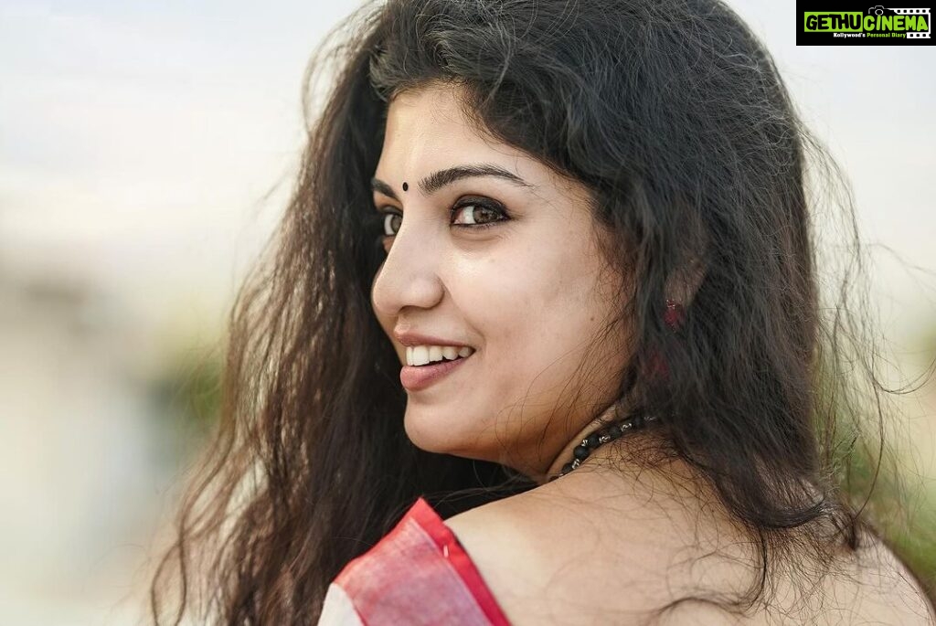 Papri Ghosh Instagram - U don’t need makeup for good photos, happiness is enough Saree @myvastras Photographer @cristooclicks #red #saree #actress #homely #nomakeup #terrace #photoshoot