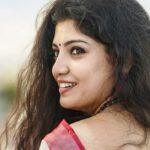 Papri Ghosh Instagram - U don’t need makeup for good photos, happiness is enough Saree @myvastras Photographer @cristooclicks #red #saree #actress #homely #nomakeup #terrace #photoshoot