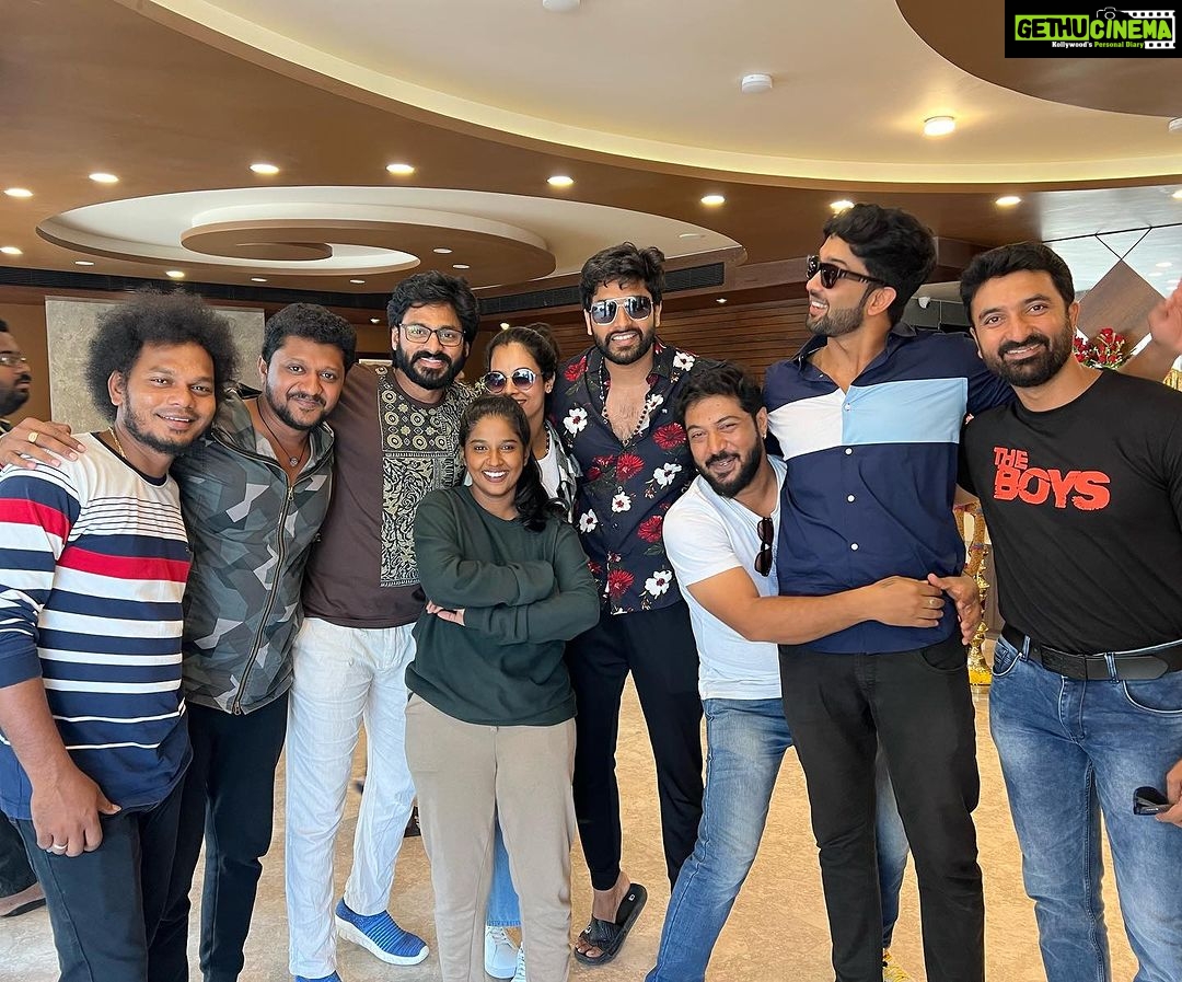 Papri Ghosh Instagram - #friendship 😍 @anushahegde__official @actoralagappan @paprighoshofficial @gabrellasellus_official @pavan_ravindra @jishnumen_official @its_shabana_ @chaitrareddy_official @iyappan_unni_official #friendship #happymoment #sunstars #sunnachathirakondatam