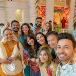 Parag Tyagi Instagram - गणपति बप्पा मौर्या। Love you lotssss @ektarkapoor maam.. feeling super blessed 🤗❤️ #ektakapoor #ganpatidarshan #blessed #tuesday #pic #love #positivity #friends @paragtyagi @mushtaqshiekh @rizwanbachav