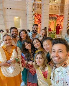Parag Tyagi Instagram - गणपति बप्पा मौर्या।
Love you lotssss @ektarkapoor maam.. feeling super blessed 🤗❤️
#ektakapoor #ganpatidarshan #blessed #tuesday #pic #love #positivity #friends 
@paragtyagi @mushtaqshiekh @rizwanbachav