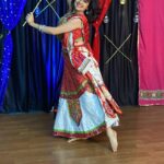 Paridhi Sharma Instagram – Indhana Winva🌸
#dance #celebration #indianfestival #Navratri #Dusshera #coupledance 
Studio @dance.piration_
Choreographed by @vaishali.vaidya10
Shot by@vijaytillupal
@mausammm