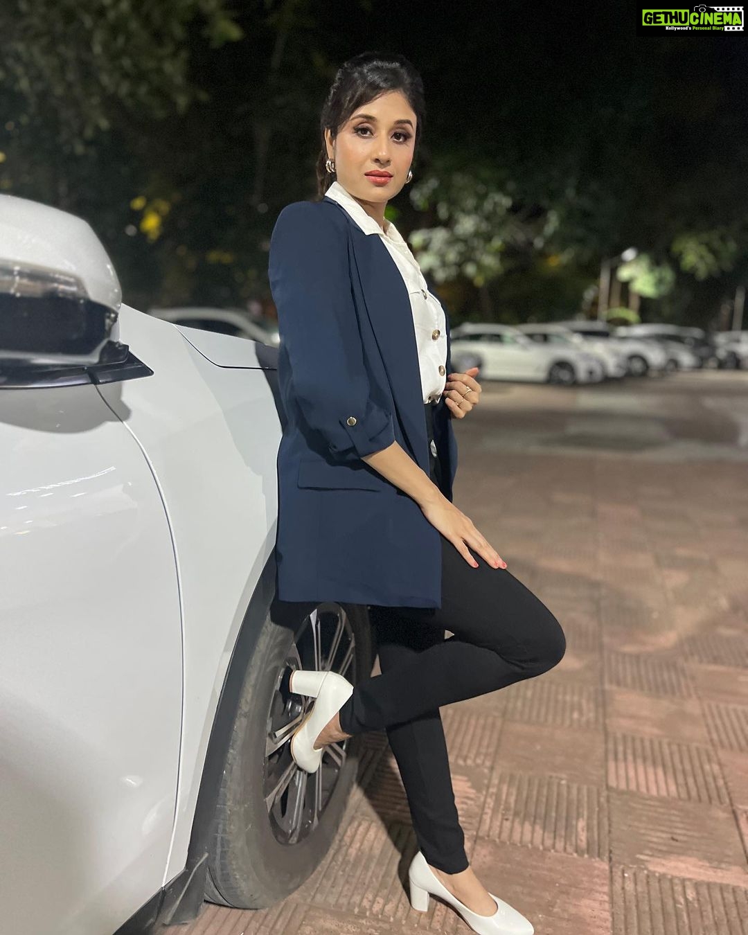 Paridhi Sharma Instagram - My best successes came on the heels of failures.. #instappics #corporate #swag #posing Make up @makeup_artist_dimple_tendulkar