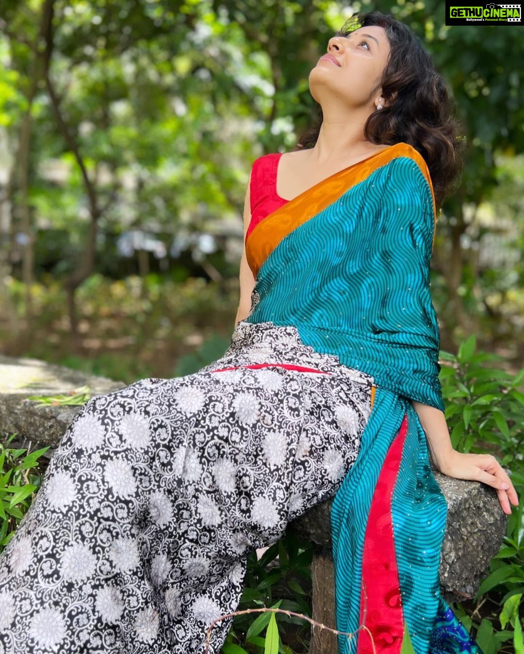 Paridhi Sharma Instagram - मैं लाख कह दूँ कि आकाश हूँ ज़मीं हूँ मैं मगर उसे तो ख़बर है कि कुछ नहीं हूँ मैं.. राहत इंदौरी #life #thoughts #poems #truth