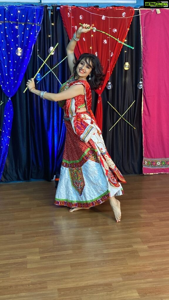 Paridhi Sharma Instagram - Indhana Winva🌸 #dance #celebration #indianfestival #Navratri #Dusshera #coupledance Studio @dance.piration_ Choreographed by @vaishali.vaidya10 Shot by@vijaytillupal @mausammm