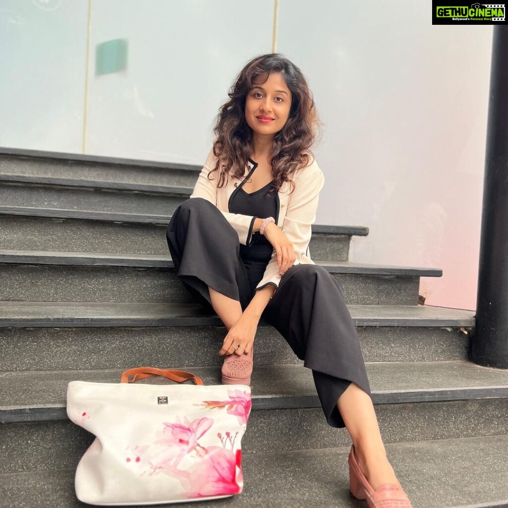Paridhi Sharma Instagram - Stay relaxed and keep an open mind. #staycalm #lifelesson #style #pose #instapic #chill #relax #happysunday