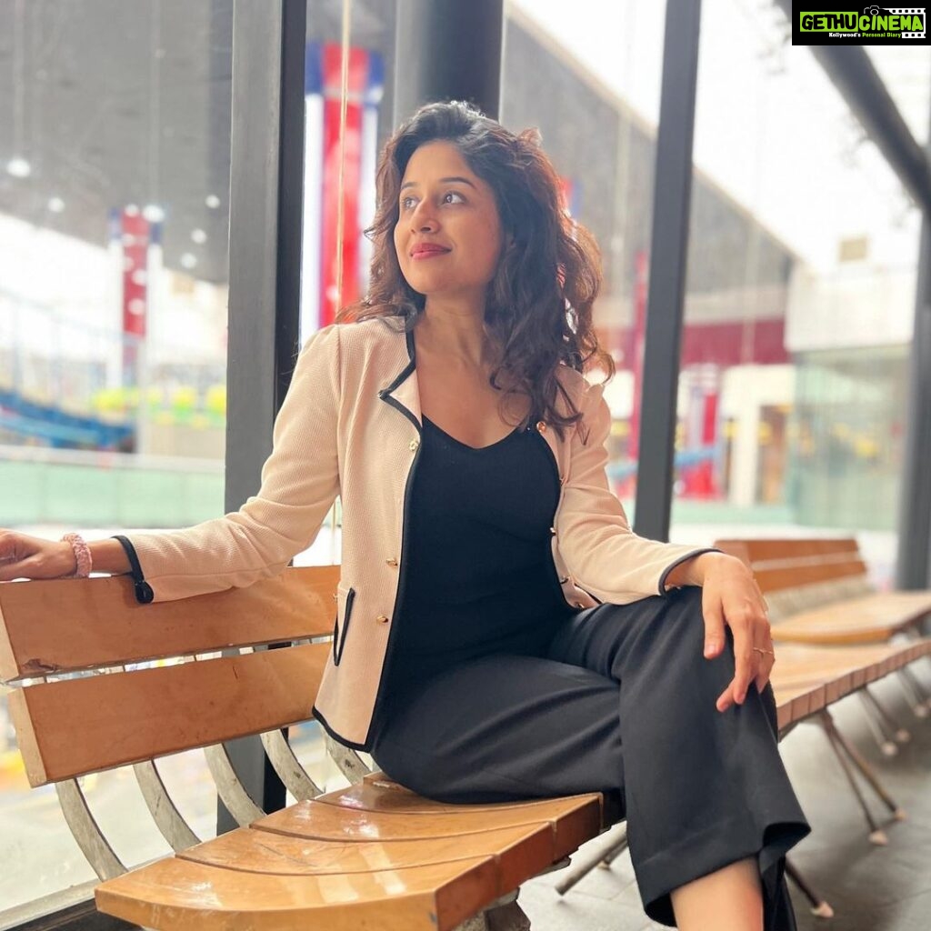 Paridhi Sharma Instagram - Stay relaxed and keep an open mind. #staycalm #lifelesson #style #pose #instapic #chill #relax #happysunday