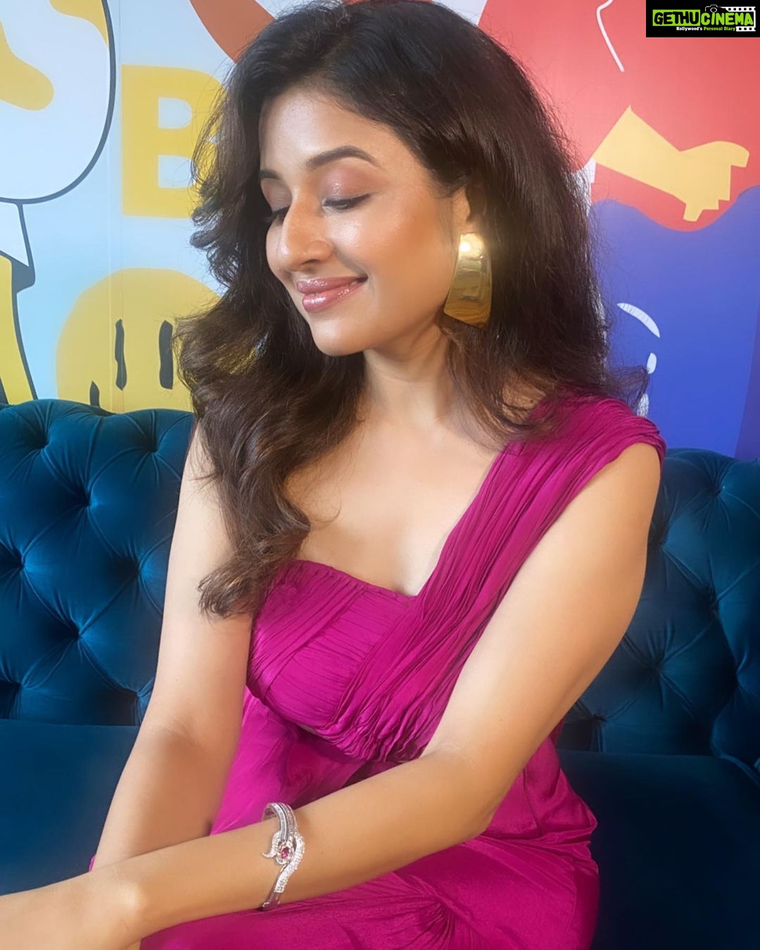 Paridhi Sharma Instagram - The Pink Glow🌸 #actress #pink #pressconference #Siikho #media #shine #smile #actorslife Dress designer @mayatrijaiswar @mayatrijaiswar16.mj Make Up Artist @makeup_artist_dimple_tendulkar