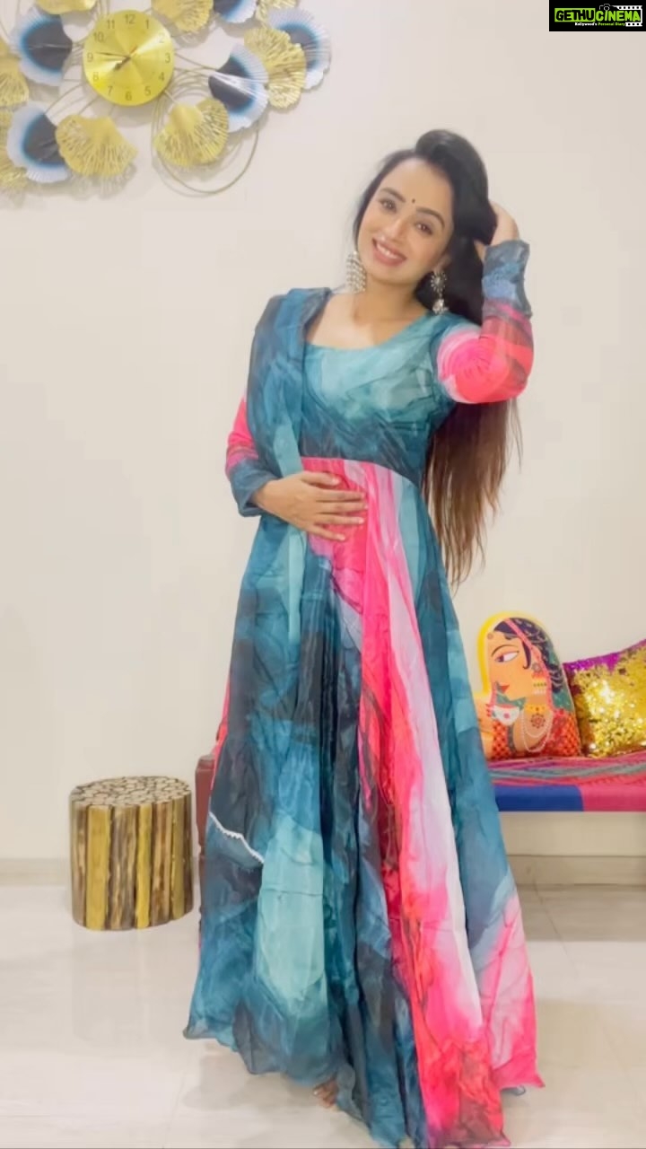 Parul Chauhan Instagram - Thank u sooo much @shaaj09 for this sundar sundar suit ❤️❤️❤️❤️🤗❤️🤗❤️🤗