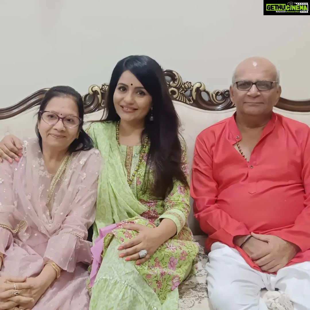 Parul Chauhan Instagram - Let us thank Bappa for his love and blessings! May the Vighnaharta always keep us protected from all the negativities around. Thanks Parul , Chirag , Uncle & Aunty for an awesome time . We really enjoyed your warm company. Uncle & Aunty are sheer bliss ❤️ We should meet often🤗 @parulchauhan19 @thechiragt #ganpati #blessings #ganparibappamorya #familytime #love #friends #charulmalik #instagood #parulchauhan #festivities #chiragthakkar #bonding