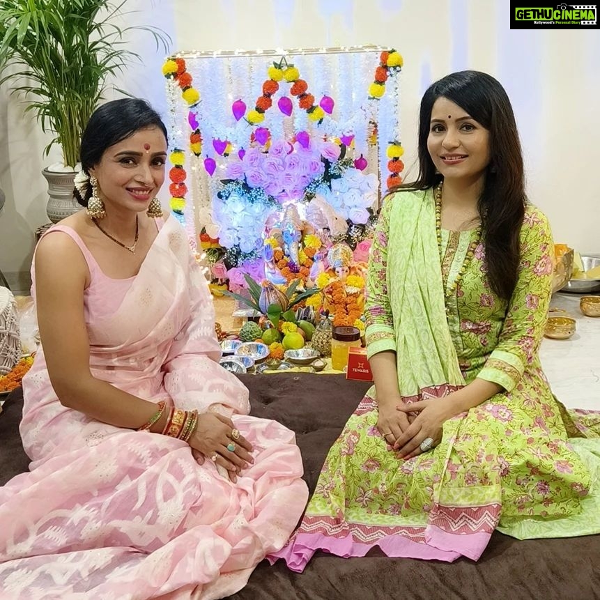 Parul Chauhan Instagram - Let us thank Bappa for his love and blessings! May the Vighnaharta always keep us protected from all the negativities around. Thanks Parul , Chirag , Uncle & Aunty for an awesome time . We really enjoyed your warm company. Uncle & Aunty are sheer bliss ❤️ We should meet often🤗 @parulchauhan19 @thechiragt #ganpati #blessings #ganparibappamorya #familytime #love #friends #charulmalik #instagood #parulchauhan #festivities #chiragthakkar #bonding