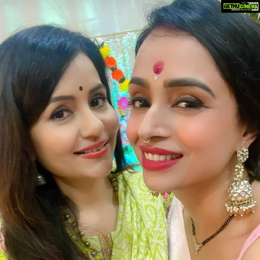 Parul Chauhan Instagram - Let us thank Bappa for his love and blessings! May the Vighnaharta always keep us protected from all the negativities around. Thanks Parul , Chirag , Uncle & Aunty for an awesome time . We really enjoyed your warm company. Uncle & Aunty are sheer bliss ❤️ We should meet often🤗 @parulchauhan19 @thechiragt #ganpati #blessings #ganparibappamorya #familytime #love #friends #charulmalik #instagood #parulchauhan #festivities #chiragthakkar #bonding