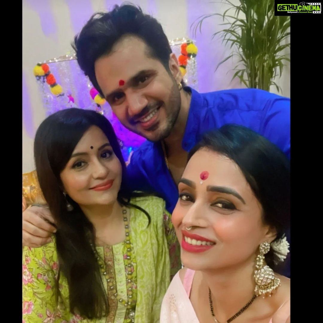 Parul Chauhan Instagram - Let us thank Bappa for his love and blessings! May the Vighnaharta always keep us protected from all the negativities around. Thanks Parul , Chirag , Uncle & Aunty for an awesome time . We really enjoyed your warm company. Uncle & Aunty are sheer bliss ❤️ We should meet often🤗 @parulchauhan19 @thechiragt #ganpati #blessings #ganparibappamorya #familytime #love #friends #charulmalik #instagood #parulchauhan #festivities #chiragthakkar #bonding