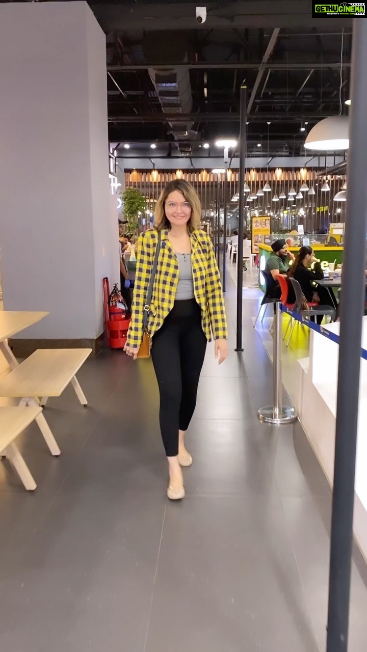 Parull Chaudhry Instagram - Just a day out in July ❤️ @inorbitmallmalad Bottoms @zara Top @forever21_in Blazer made by designer friend @zeal_ritu_agarwal Shoes @jellybunnyin #parullchaudhry #actor #influencer #contentcreator #parullians #explore #bhagyalakshmi #jofithaiwohhithai #traveller #vlogger #chaudhryonthego #fashion #fitness #beauty #lifestyle #fashionblogger #beautyblogger #yogini #fitnessmotivation #travel #saasbahuaurbetiyaan #parullkipaltan #reels #reelsinstagram #ootd Mumbai - मुंबई