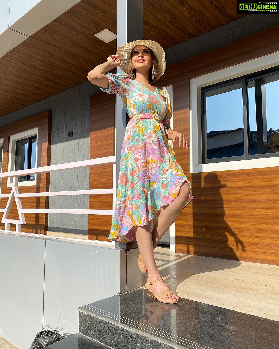 Parull Chaudhry Instagram - Bringing in the sunshine on a rainy Sunday Outfit @deleteeeeeee_393939_20_0220222 Styling @styling.your.soul Sandals @bata.india #parullchaudhry #actor #influencer #contentcreator #parullians #explore #bhagyalakshmi #jofithaiwohhithai #traveller #vlogger #chaudhryonthego #fashion #fitness #beauty #lifestyle #fashionblogger #beautyblogger #yogini #fitnessmotivation #travel #saasbahuaurbetiyaan #parullkipaltan Mumbai - मुंबई
