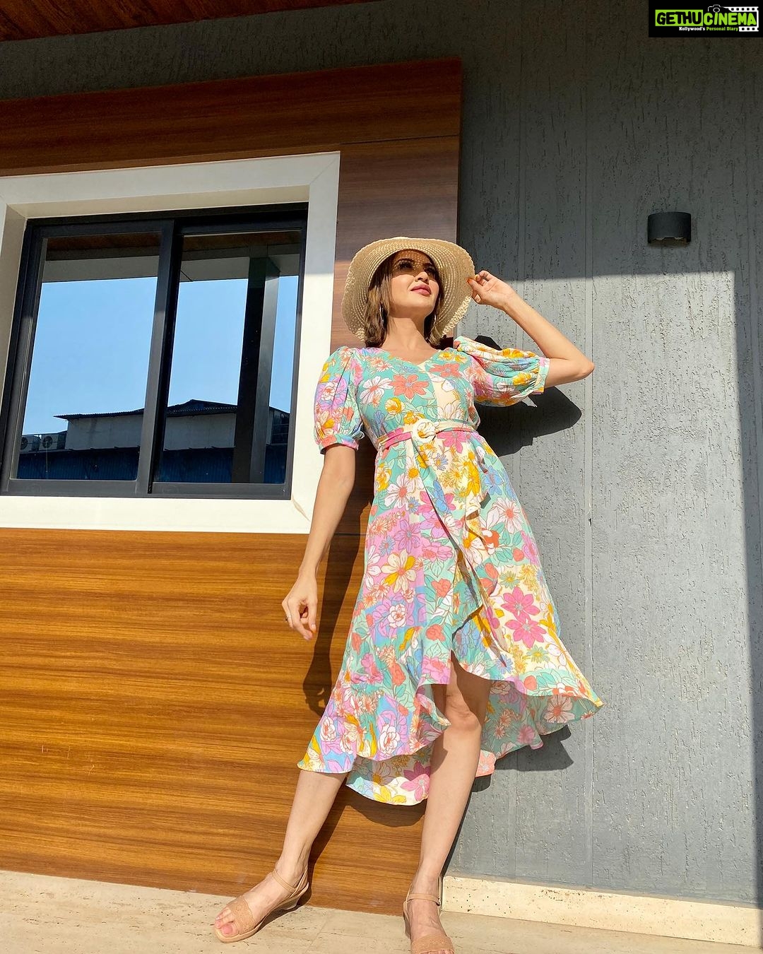Parull Chaudhry Instagram - Bringing in the sunshine on a rainy Sunday Outfit @deleteeeeeee_393939_20_0220222 Styling @styling.your.soul Sandals @bata.india #parullchaudhry #actor #influencer #contentcreator #parullians #explore #bhagyalakshmi #jofithaiwohhithai #traveller #vlogger #chaudhryonthego #fashion #fitness #beauty #lifestyle #fashionblogger #beautyblogger #yogini #fitnessmotivation #travel #saasbahuaurbetiyaan #parullkipaltan Mumbai - मुंबई