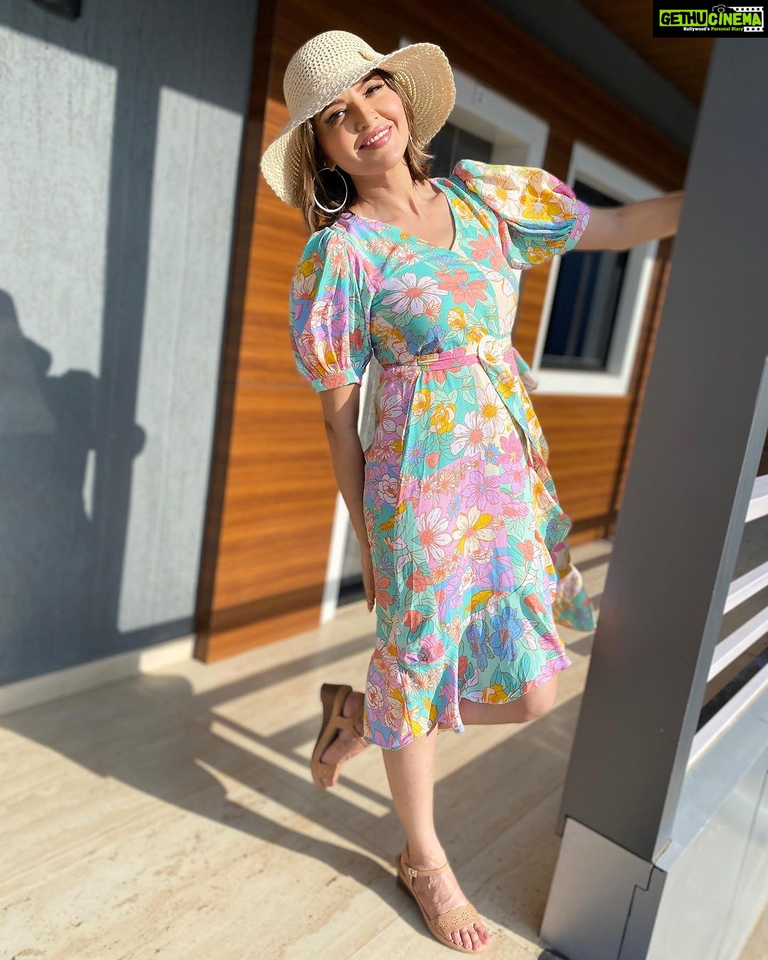 Parull Chaudhry Instagram - Bringing in the sunshine on a rainy Sunday Outfit @deleteeeeeee_393939_20_0220222 Styling @styling.your.soul Sandals @bata.india #parullchaudhry #actor #influencer #contentcreator #parullians #explore #bhagyalakshmi #jofithaiwohhithai #traveller #vlogger #chaudhryonthego #fashion #fitness #beauty #lifestyle #fashionblogger #beautyblogger #yogini #fitnessmotivation #travel #saasbahuaurbetiyaan #parullkipaltan Mumbai - मुंबई
