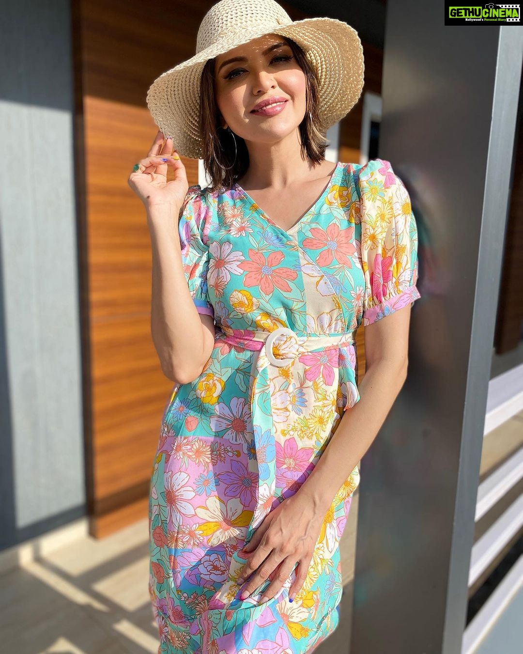 Parull Chaudhry Instagram - Bringing in the sunshine on a rainy Sunday Outfit @deleteeeeeee_393939_20_0220222 Styling @styling.your.soul Sandals @bata.india #parullchaudhry #actor #influencer #contentcreator #parullians #explore #bhagyalakshmi #jofithaiwohhithai #traveller #vlogger #chaudhryonthego #fashion #fitness #beauty #lifestyle #fashionblogger #beautyblogger #yogini #fitnessmotivation #travel #saasbahuaurbetiyaan #parullkipaltan Mumbai - मुंबई