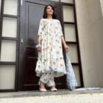 Parull Chaudhry Instagram – Keep choosing you again & again
Gorgeous outfit @nehamtaonline
PR @socialsbyshi
Jewellery & 🎥 @shaikhaasifa626
#ootd #indianoutfit #parullchaudhry #actor #influencer #contentcreator #parullians #explore #bhagyalakshmi #jofithaiwohhithai #traveller #vlogger #chaudhryonthego #fashion #fitness #beauty #lifestyle #fashionblogger #beautyblogger #yogini #fitnessmotivation #travel #saasbahuaurbetiyaan #parullkipaltan Mumbai – मुंबई