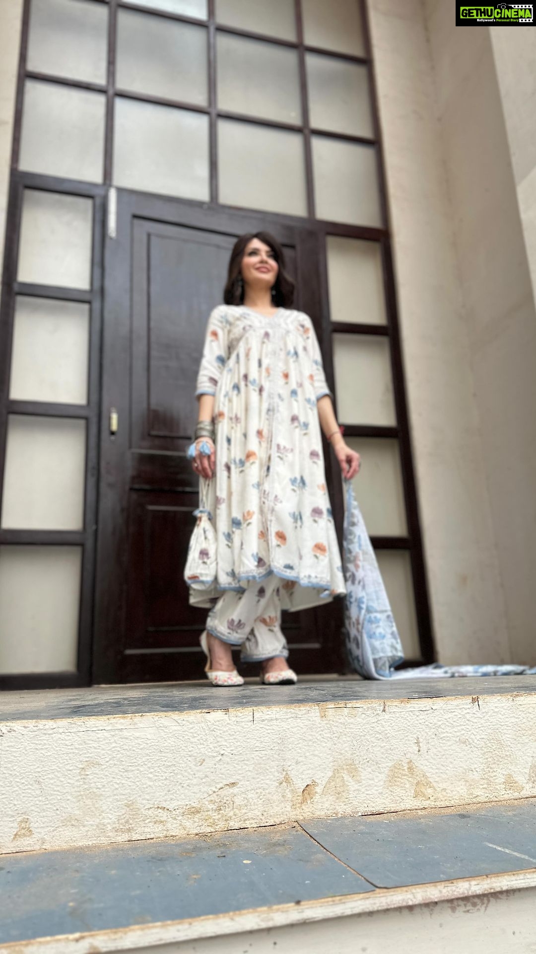 Parull Chaudhry Instagram - Keep choosing you again & again Gorgeous outfit @nehamtaonline PR @socialsbyshi Jewellery & 🎥 @shaikhaasifa626 #ootd #indianoutfit #parullchaudhry #actor #influencer #contentcreator #parullians #explore #bhagyalakshmi #jofithaiwohhithai #traveller #vlogger #chaudhryonthego #fashion #fitness #beauty #lifestyle #fashionblogger #beautyblogger #yogini #fitnessmotivation #travel #saasbahuaurbetiyaan #parullkipaltan Mumbai - मुंबई