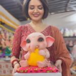 Parull Chaudhry Instagram - Bappa padhare hamare ghar #ganpatibappamorya Outfit @tara_c_tara Location @suniti_ganesh_art_ Lokhandala back road Shot by @rakeshsalaskar Makeup & hair @sanjayshinde365 For @atsbb #saasbahuaurbetiyaan Mumbai - मुंबई