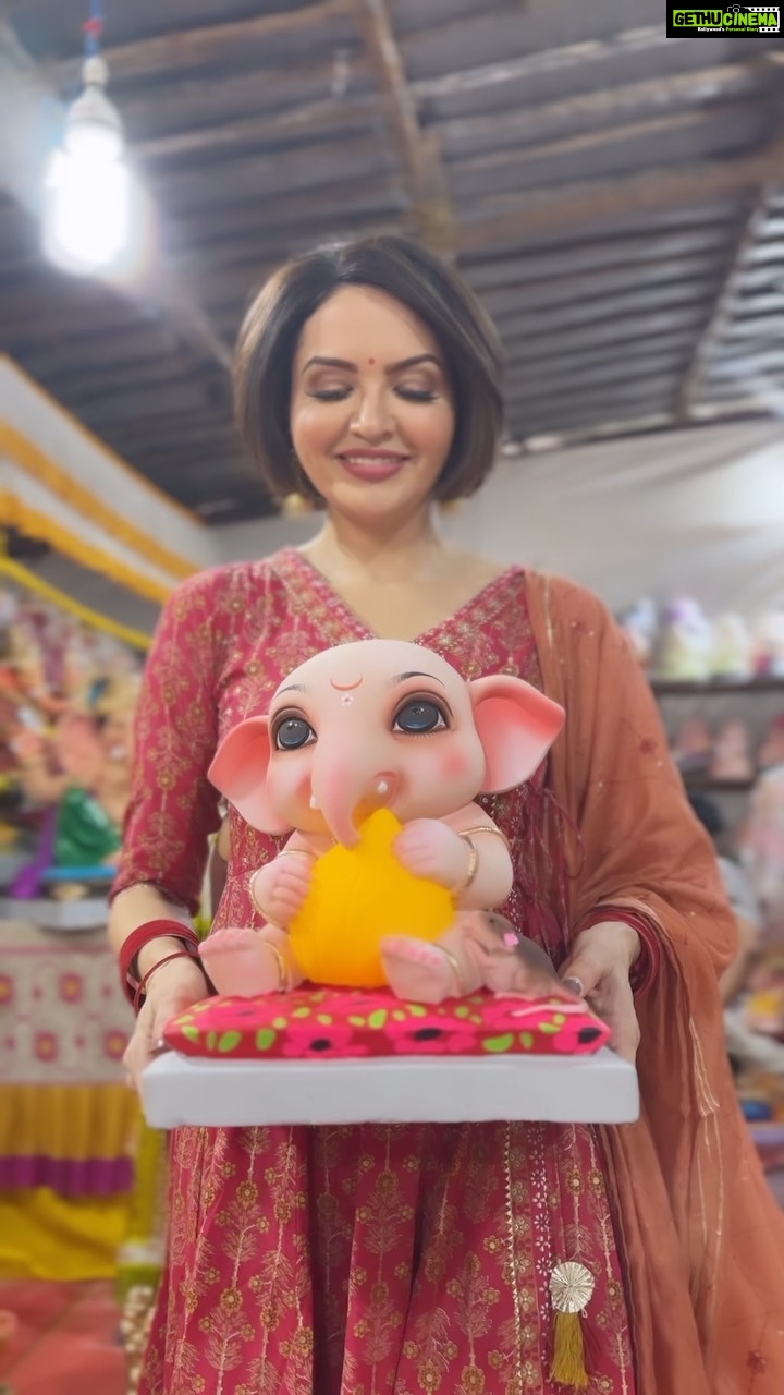 Parull Chaudhry Instagram - Bappa padhare hamare ghar #ganpatibappamorya Outfit @tara_c_tara Location @suniti_ganesh_art_ Lokhandala back road Shot by @rakeshsalaskar Makeup & hair @sanjayshinde365 For @atsbb #saasbahuaurbetiyaan Mumbai - मुंबई