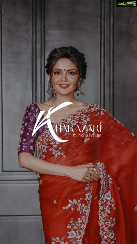 Parull Chaudhry Instagram - @parullchaudhry Turning heads and stealing hearts in our exquisite traditional Red saree 🌹❤️ It’s opulent fabric and intricate embroidery showcases your impeccable taste! Adorned with intricate silver and multicolor details not to mention the contrast blouse, embedded with jhaal work, harmonizes beautifully with the saree’s rich details, making you the embodiment of grace and allure 🤩 For inquiries, reach out to us via DM @kharazari, Call 098603 35542, or Email neha@kharazari.com #kharazari #kharazaribynehapahuja #RegalElegance #ExquisiteSaree #TimelessCharm #StatementJewelry #CaptivatingLook #LuxuriousThreads #SilverAccents #SophisticatedStyle #ContrastBlouse #MajesticEnsemble