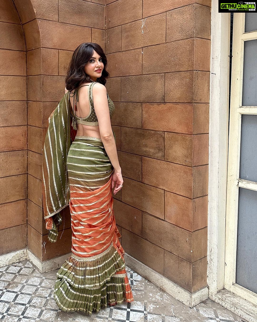 Parull Chaudhry Instagram - Ishq wala love With 7 yards of beautiful saree Outfit & styling @tripzarora Hair @dethejaya Jewellery @shaikhaasifa626 #parullchaudhry #actor #influencer #contentcreator #parullians #explore #bhagyalakshmi #jofithaiwohhithai #traveller #vlogger #chaudhryonthego #fashion #fitness #beauty #lifestyle #fashionblogger #beautyblogger #yogini #fitnessmotivation #travel #saasbahuaurbetiyaan #parullkipaltan Mumbai - मुंबई