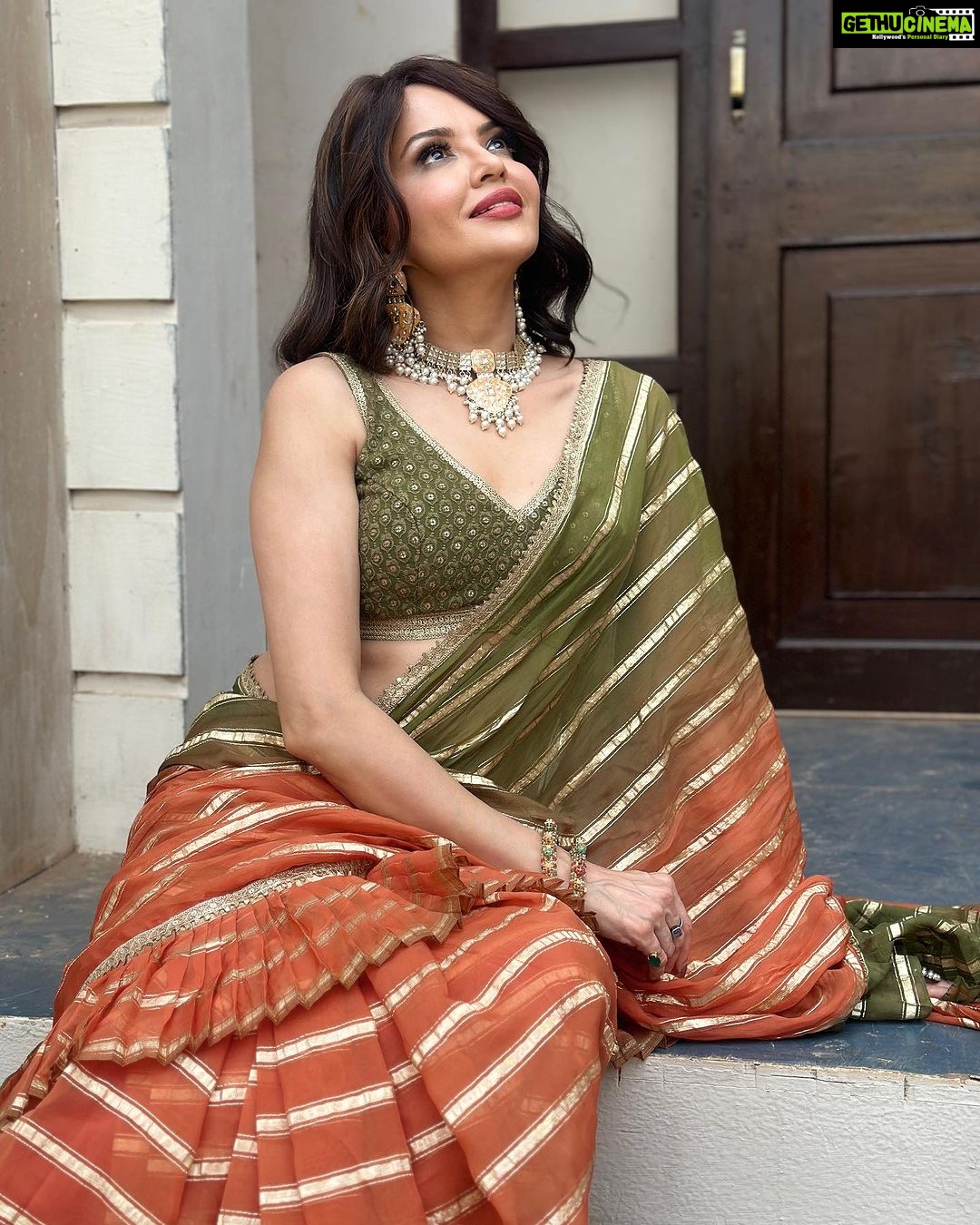 Parull Chaudhry Instagram - Ishq wala love With 7 yards of beautiful saree Outfit & styling @tripzarora Hair @dethejaya Jewellery @shaikhaasifa626 #parullchaudhry #actor #influencer #contentcreator #parullians #explore #bhagyalakshmi #jofithaiwohhithai #traveller #vlogger #chaudhryonthego #fashion #fitness #beauty #lifestyle #fashionblogger #beautyblogger #yogini #fitnessmotivation #travel #saasbahuaurbetiyaan #parullkipaltan Mumbai - मुंबई