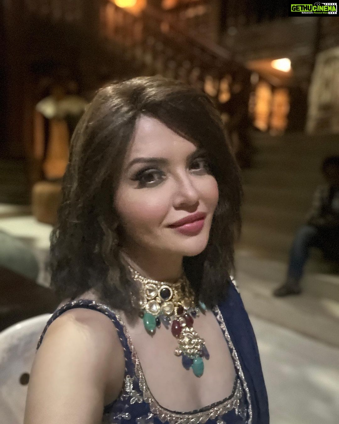 Parull Chaudhry Instagram - Suggest a caption please #parullchaudhry #actor #influencer #contentcreator #parullians #explore #bhagyalakshmi #jofithaiwohhithai #traveller #vlogger #chaudhryonthego #fashion #fitness #beauty #lifestyle #fashionblogger #beautyblogger #yogini #fitnessmotivation #travel #saasbahuaurbetiyaan #parullkipaltan Mumbai - मुंबई