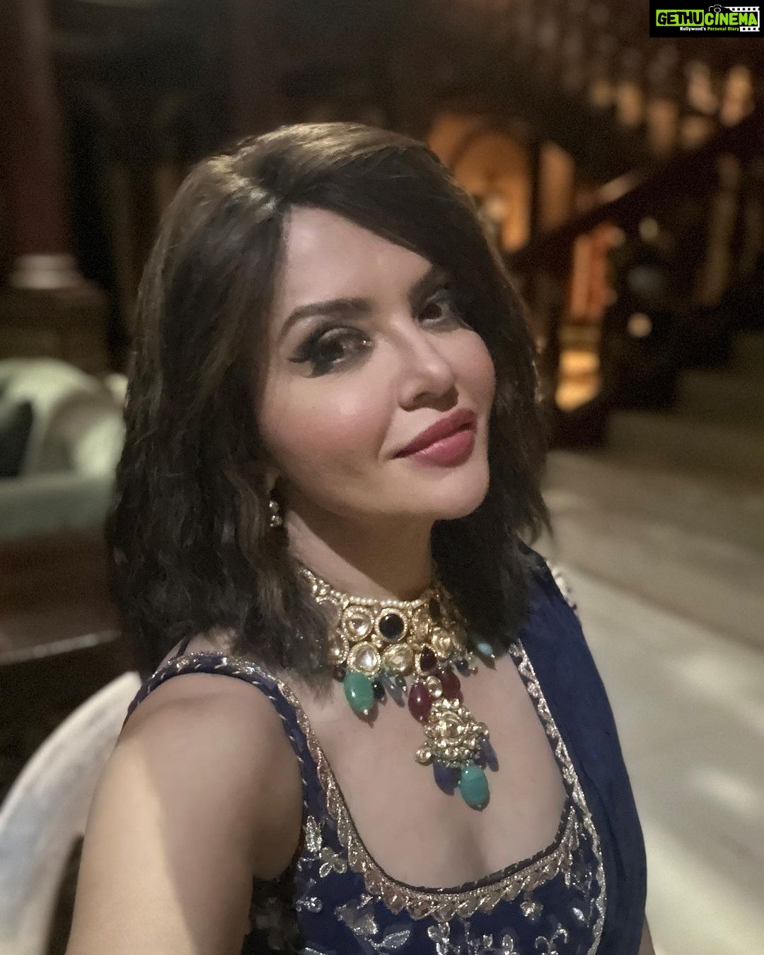 Parull Chaudhry Instagram - Suggest a caption please #parullchaudhry #actor #influencer #contentcreator #parullians #explore #bhagyalakshmi #jofithaiwohhithai #traveller #vlogger #chaudhryonthego #fashion #fitness #beauty #lifestyle #fashionblogger #beautyblogger #yogini #fitnessmotivation #travel #saasbahuaurbetiyaan #parullkipaltan Mumbai - मुंबई