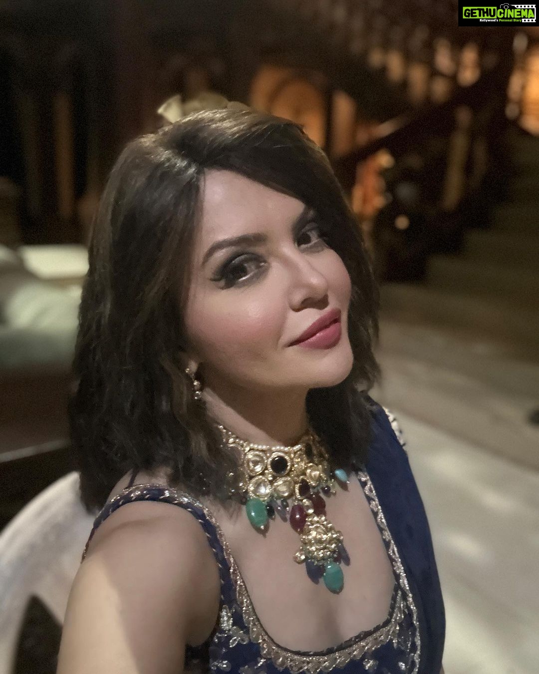Parull Chaudhry Instagram - Suggest a caption please #parullchaudhry #actor #influencer #contentcreator #parullians #explore #bhagyalakshmi #jofithaiwohhithai #traveller #vlogger #chaudhryonthego #fashion #fitness #beauty #lifestyle #fashionblogger #beautyblogger #yogini #fitnessmotivation #travel #saasbahuaurbetiyaan #parullkipaltan Mumbai - मुंबई