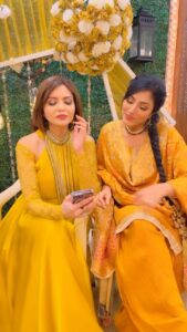 Parull Chaudhry Instagram - Rano & Karishma -
Jor ka jhatka haaye joro se lagaa🤨🙄 
.
.

#reels #reelsinstagram #reelitfeelit #instagramreels #comedy #dialogue #funnymemes #comedyreels #explore #bhagyalakshmi #rano #karishma #nehaprajapati #parullchaudhry