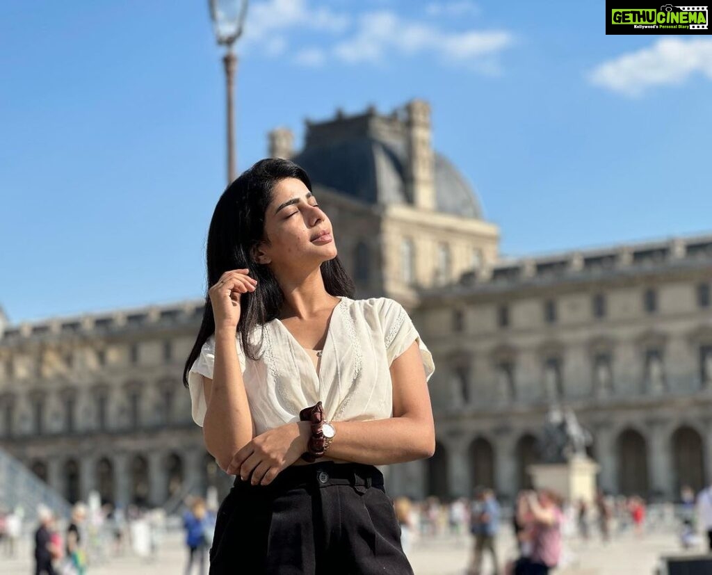 Pavithra Lakshmi Instagram - A little too much love For The Louvre 🫶🏻 Nope haven’t gotten enough of posting my paris pics, also haven’t clicked pudhu pics in a long time, recovering from a kutti accident! Nothing big just a small hit, been three weeks already, will recover soon, but athu varaikkum all I have is pics from Paris and Switzerland! Konjam adjust🫶🏻🤌 Pyramide du Louvre