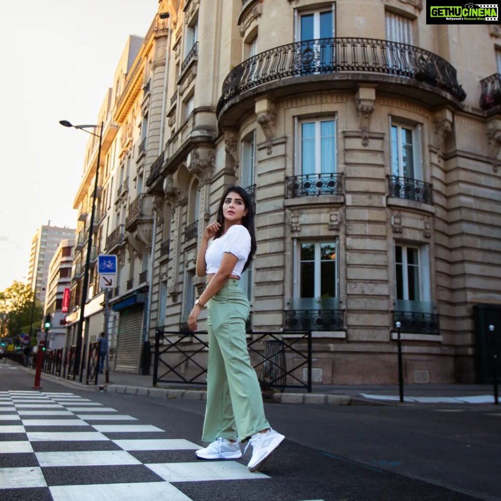 Pavithra Lakshmi Instagram - Hand me a bouquet and call me senorita, as I walk on Parisian streets🫶♥️ Captured by @georgesimon_m