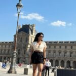 Pavithra Lakshmi Instagram - A little too much love For The Louvre 🫶🏻 Nope haven’t gotten enough of posting my paris pics, also haven’t clicked pudhu pics in a long time, recovering from a kutti accident! Nothing big just a small hit, been three weeks already, will recover soon, but athu varaikkum all I have is pics from Paris and Switzerland! Konjam adjust🫶🏻🤌 Pyramide du Louvre