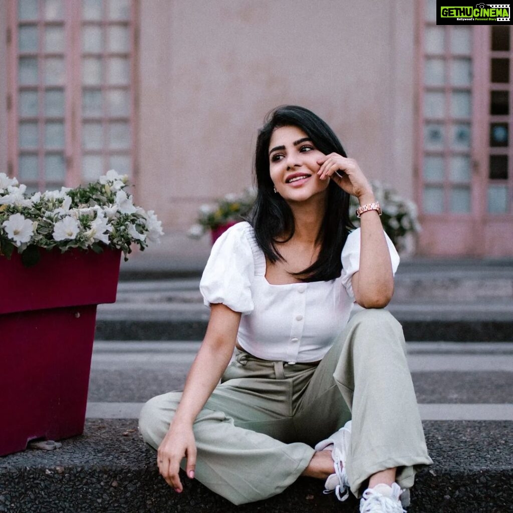 Pavithra Lakshmi Instagram - Hand me a bouquet and call me senorita, as I walk on Parisian streets🫶♥ Captured by @georgesimon_m