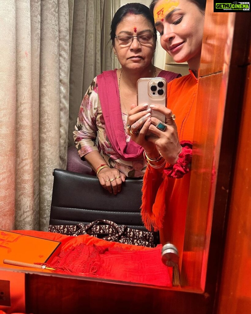 Pavitra Punia Instagram - बड़े हनुमान जी , Prayagraj 🛕ॐ माँ के साथ #pavitraapuniya #shaktimaa #jaishriram #sangamallahabad #trivenisangam #trivenighat #prayagraj 🚩 #ram