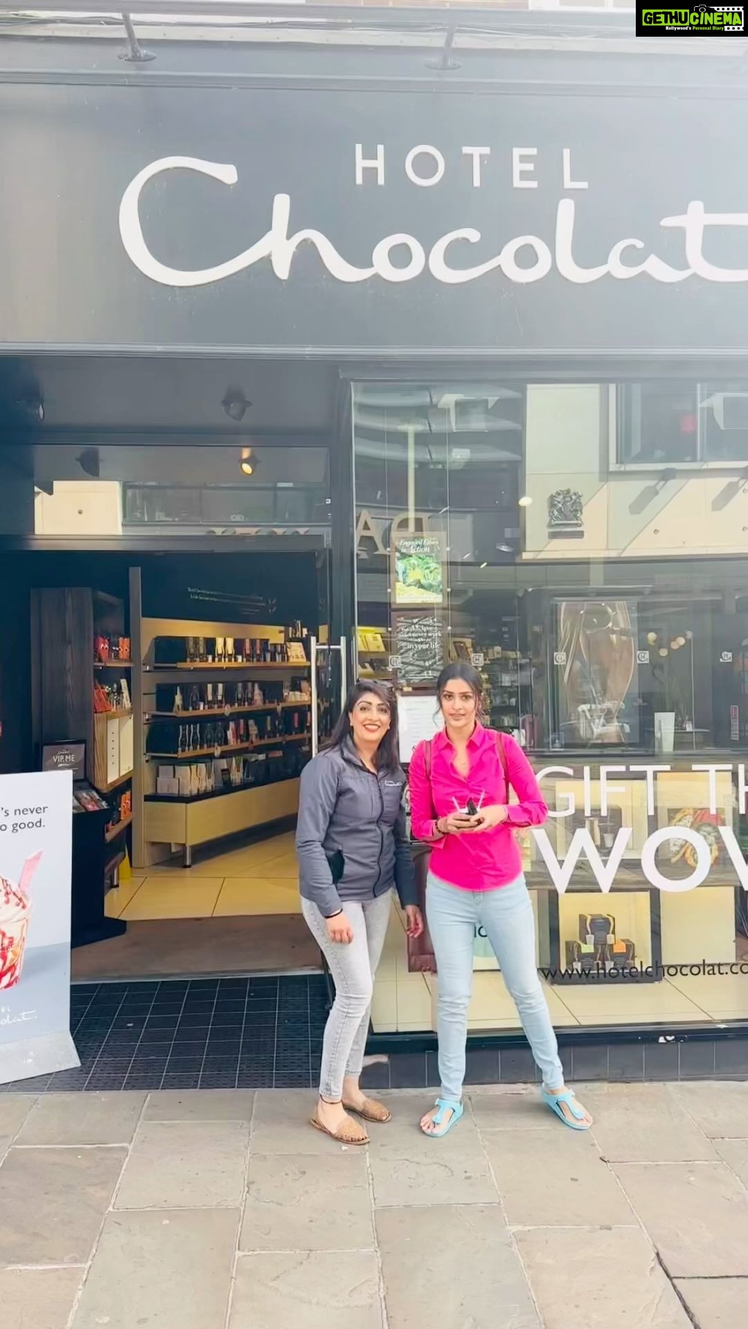 Payal Rajput Instagram - @balkiranchana @jatinmiles Thanks for spoiling me 🤪 “Indulging in sweet moments with a chocolatey delight!” @hotelchocolat 🍫