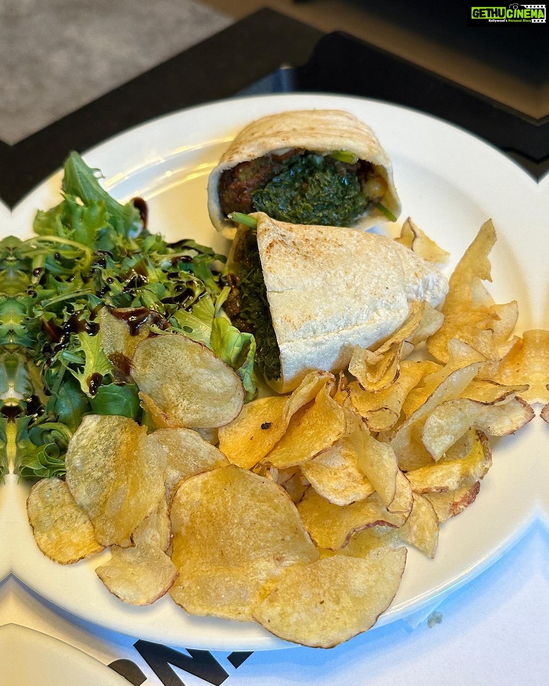Payal Rajput Instagram - "A perfect balance of greens and carbs to fuel both body and mind!" 🥬 Radisson RED Hotel London Heathrow