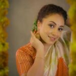 Pearle Maaney Instagram – Onam came a bit early this Year… thanx to the Collab shoots 🤓🥰 🌼
.
click @fah__me @pearle_productions 
Saree : @turmerikofficial 
MUA : @aishwaryakarayilofficial