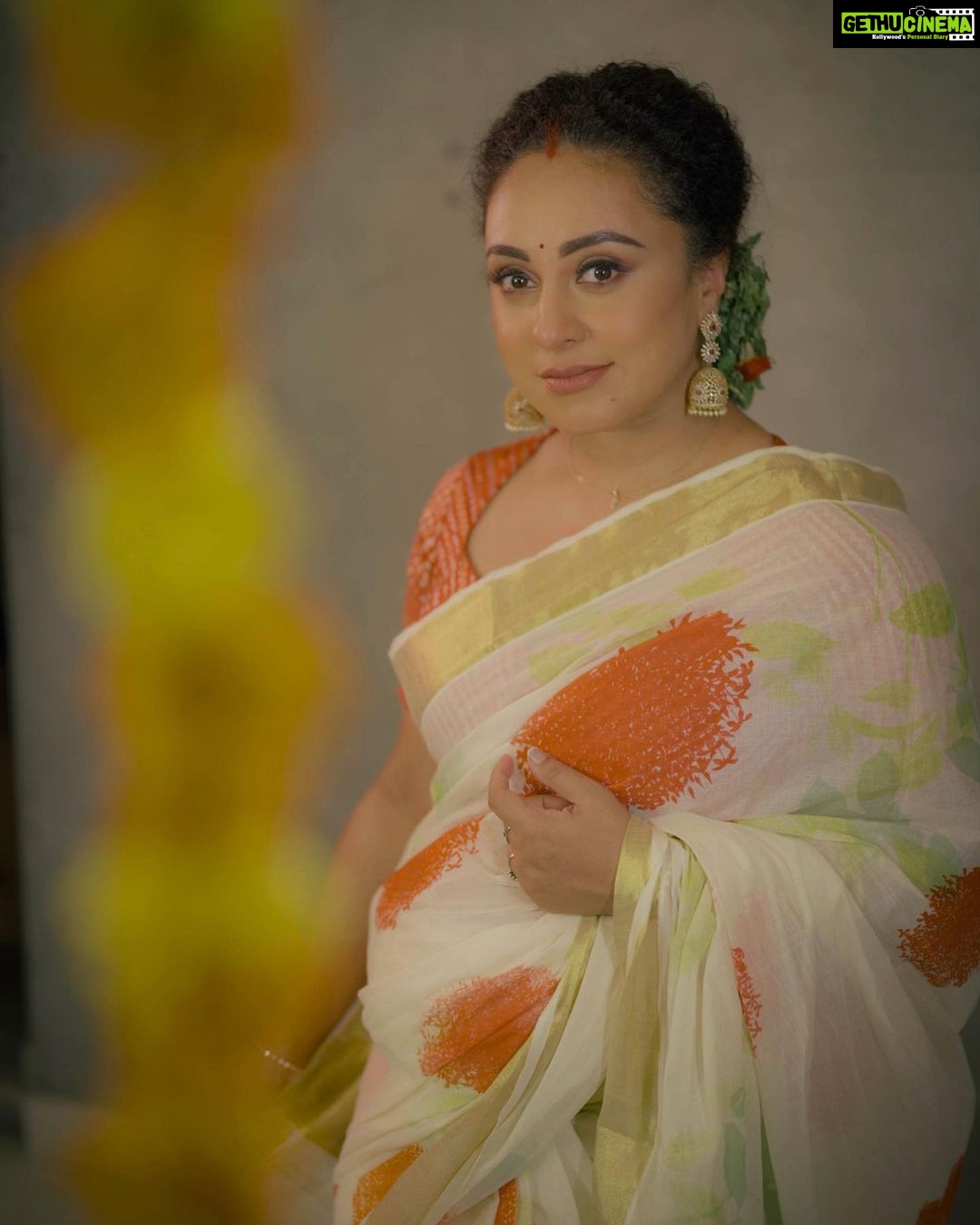 Pearle Maaney Instagram - Onam came a bit early this Year… thanx to the Collab shoots 🤓🥰 🌼 . click @fah__me @pearle_productions Saree : @turmerikofficial MUA : @aishwaryakarayilofficial