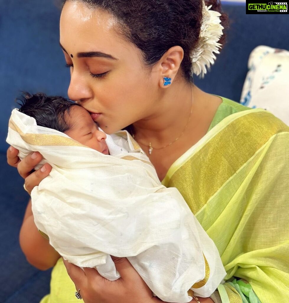 Pearle Maaney Instagram - With my Little ‘Kai’ baby ❤️🧿 He is just 2 days old in this pic… holding a little miracle in my hands… and somehow I felt like he was already connected to me… the little glimpses he gave me and the cute little smiles during sleep… this little Angel kept us all waiting eagerly 🥰 Need all of you to bless him ❤️ @rachel_maaney and @rubenbijy may God Bless you with all the love and Health. I’m so happy and my heart is full ❤️